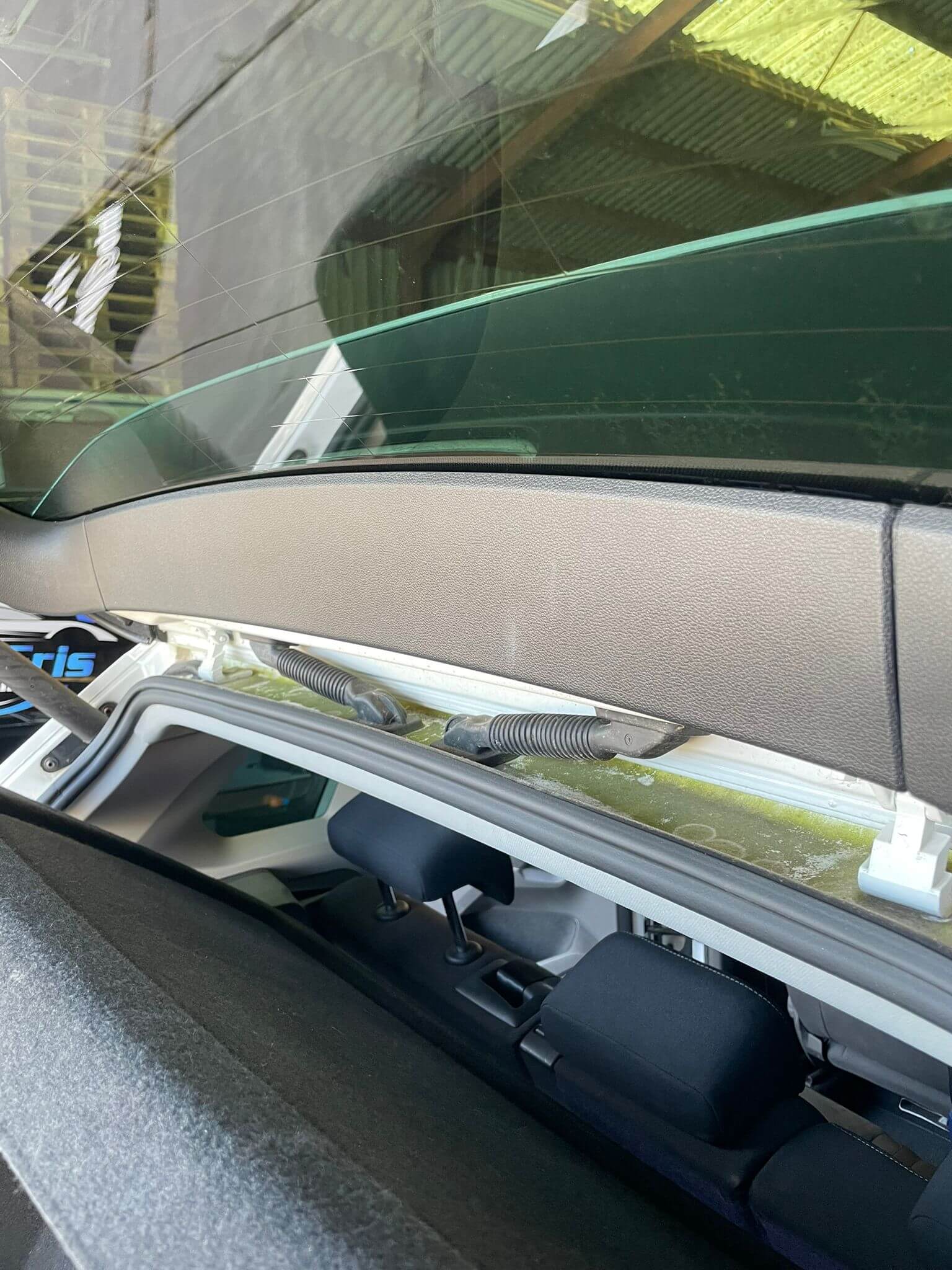 Groene aanslag auto verwijderen