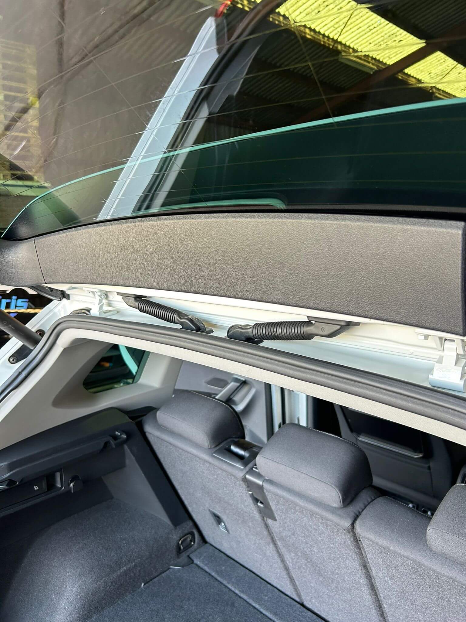 Groene aanslag auto verwijderen